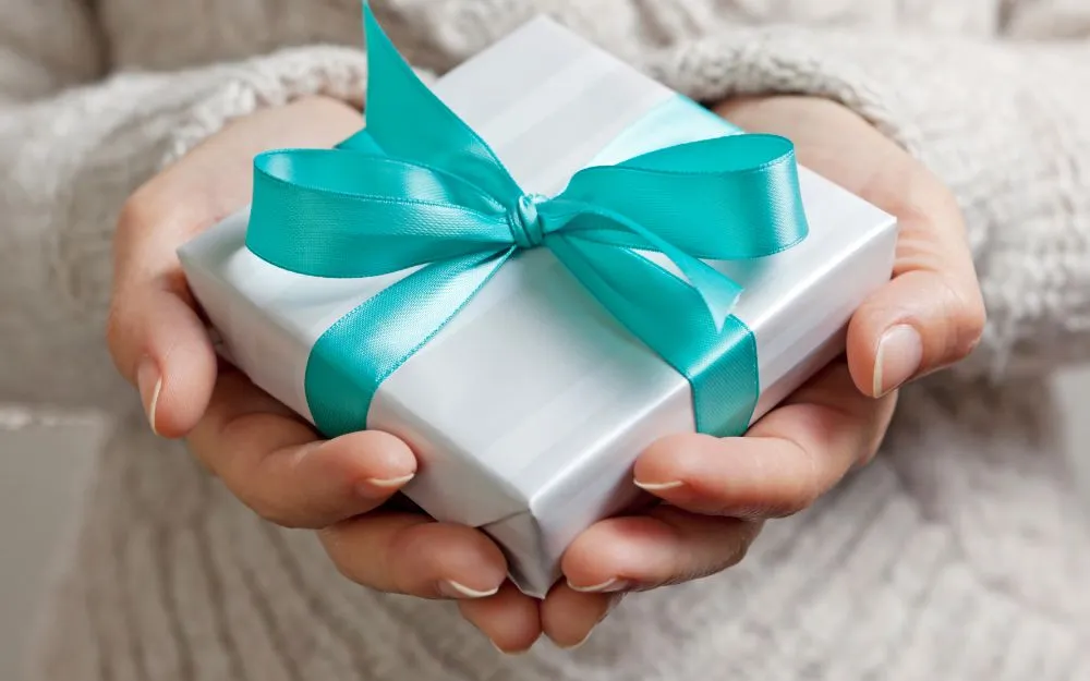 Cách Chọn Quà Tặng Khách Nước Ngoài & 15+ Gợi Ý Gây Ấn Tượng Mạnh