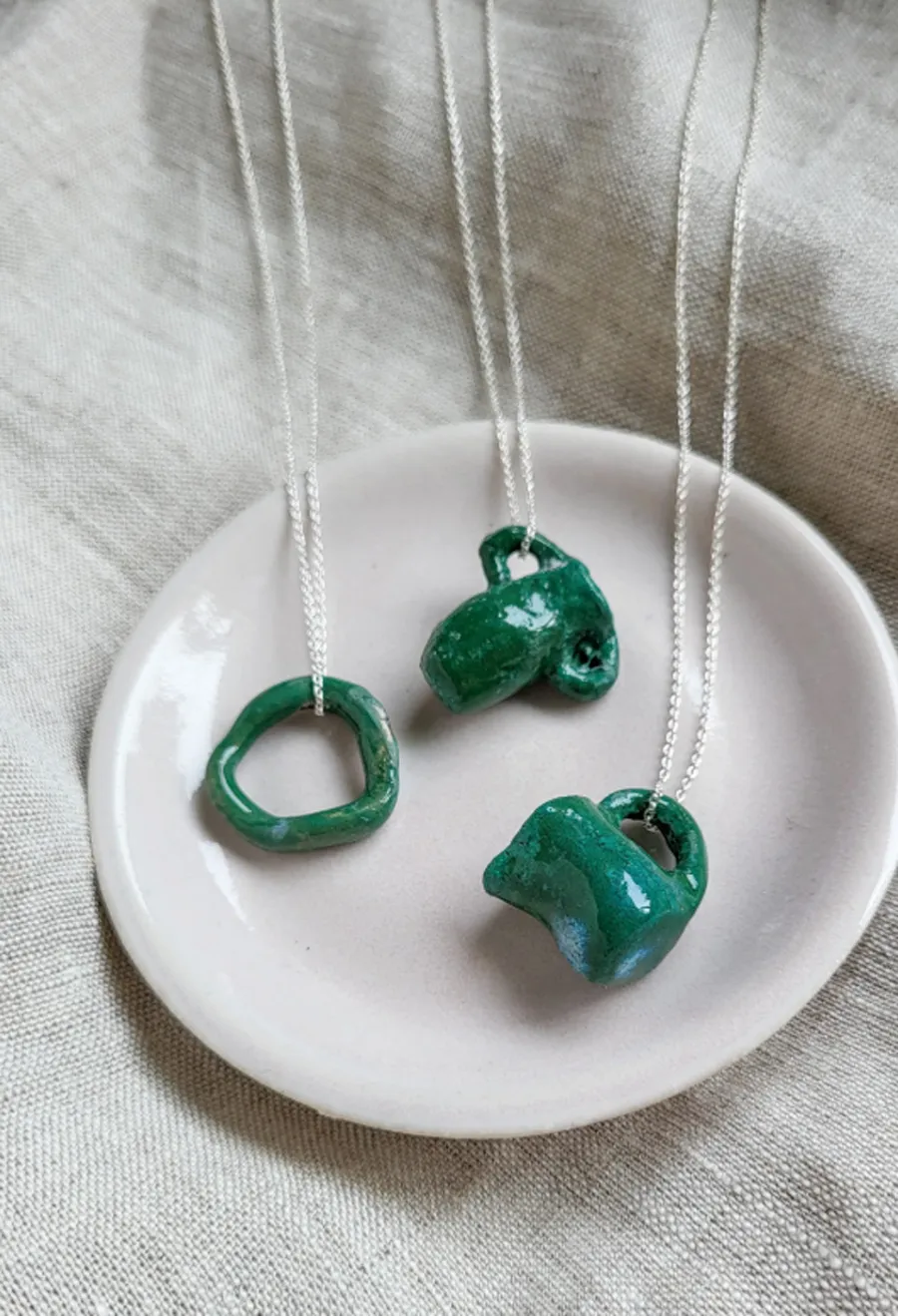 Trang sức Ceramic là gì? Giải mã sức hút của gốm sứ thời trang