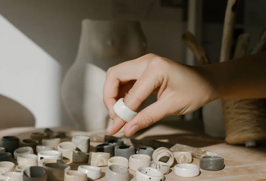 Trang sức Ceramic là gì? Giải mã sức hút của gốm sứ thời trang