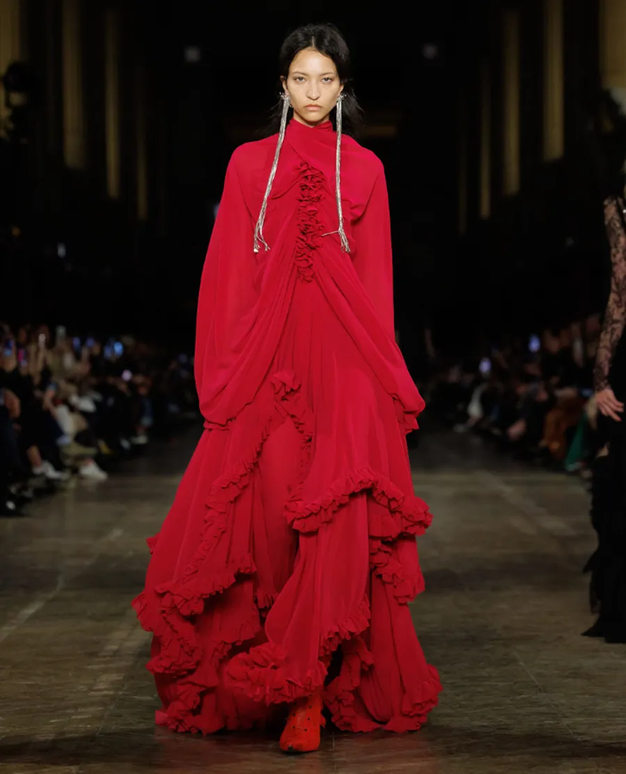 BST Alexander McQueen Thu - Đông 2025: Phong cách Gothic hiện đại dưới bàn tay Seán McGirr - 1