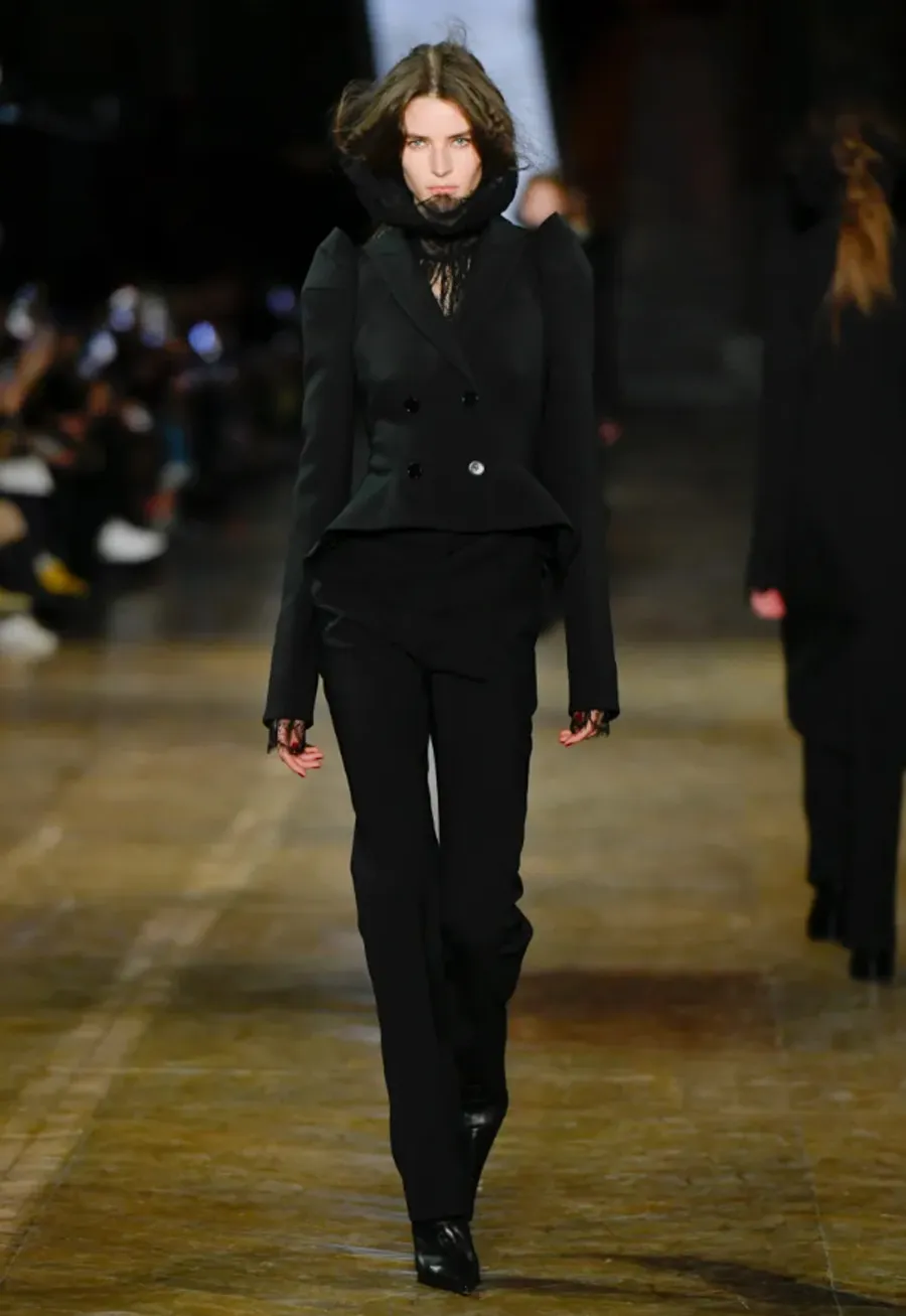 BST Alexander McQueen Thu - Đông 2025: Phong cách Gothic hiện đại dưới bàn tay Seán McGirr - 10