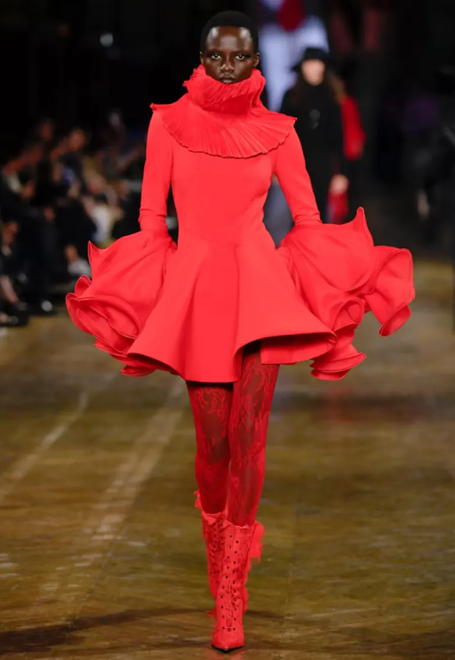 BST Alexander McQueen Thu - Đông 2025: Phong cách Gothic hiện đại dưới bàn tay Seán McGirr - 11