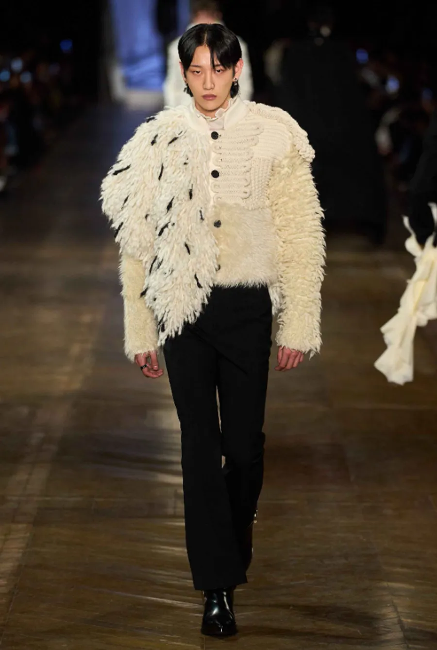 BST Alexander McQueen Thu - Đông 2025: Phong cách Gothic hiện đại dưới bàn tay Seán McGirr - 13