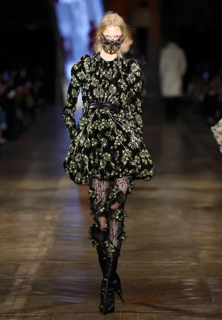 BST Alexander McQueen Thu - Đông 2025: Phong cách Gothic hiện đại dưới bàn tay Seán McGirr - 14