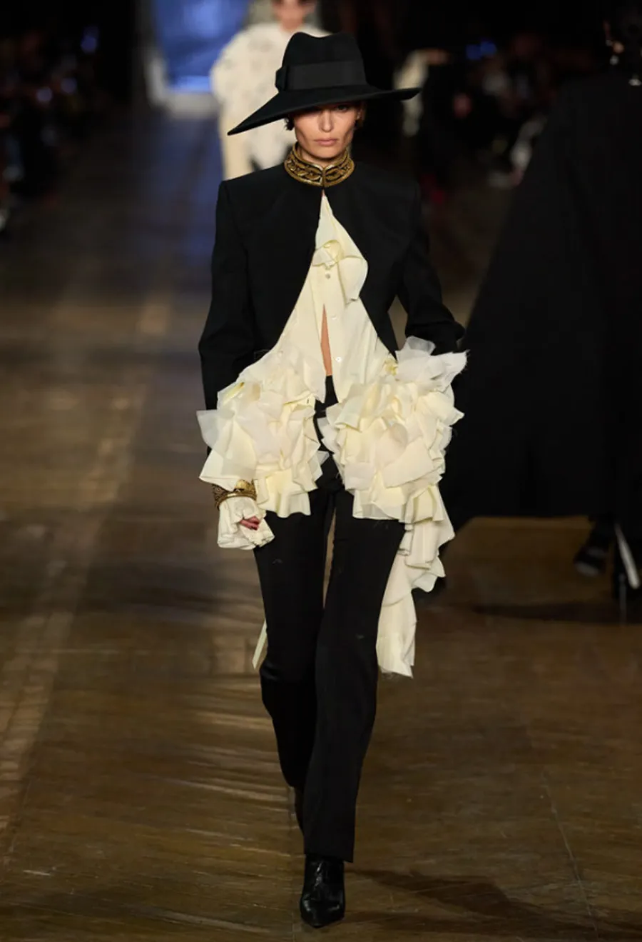 BST Alexander McQueen Thu - Đông 2025: Phong cách Gothic hiện đại dưới bàn tay Seán McGirr - 15