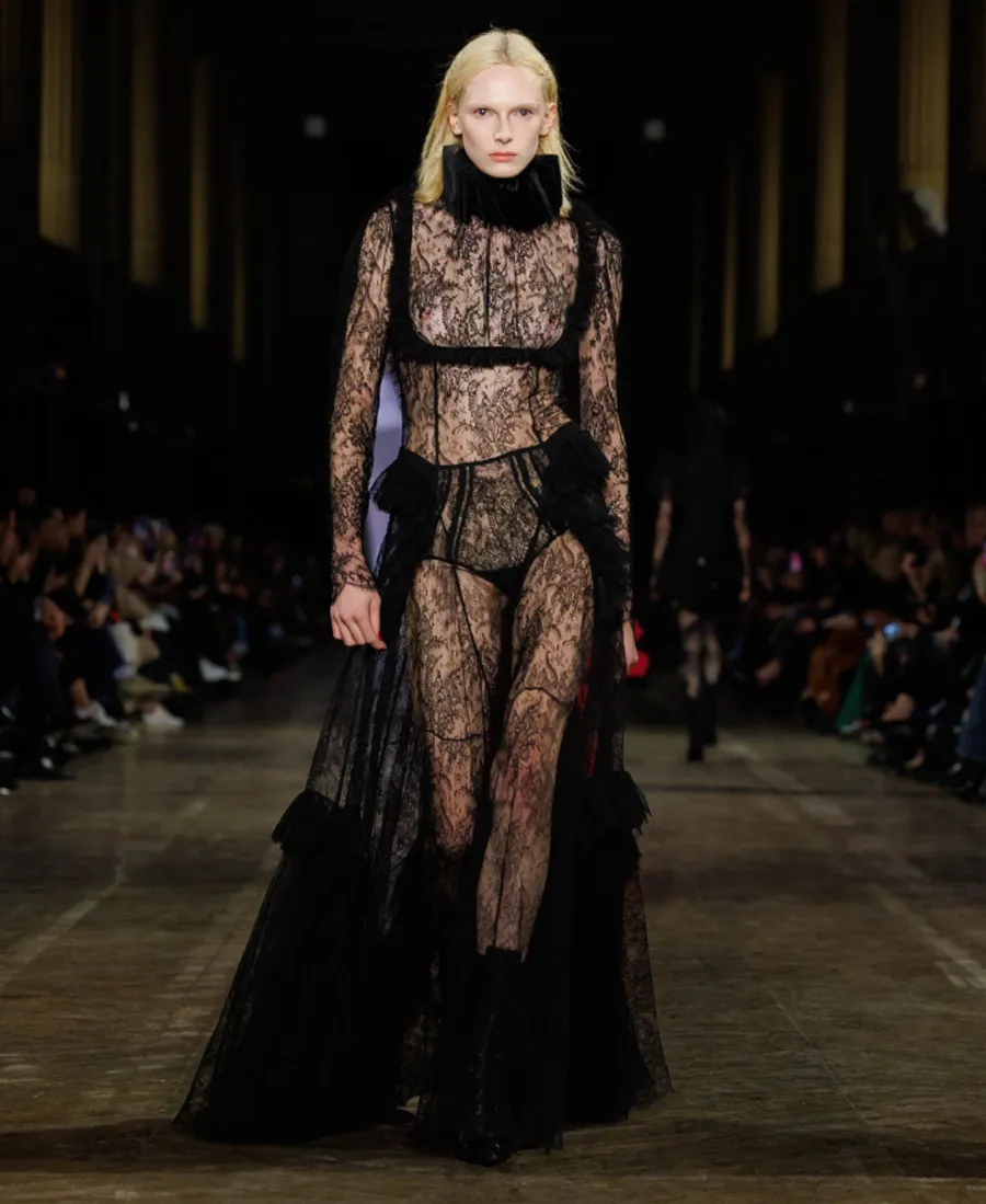 BST Alexander McQueen Thu - Đông 2025: Phong cách Gothic hiện đại dưới bàn tay Seán McGirr - 16