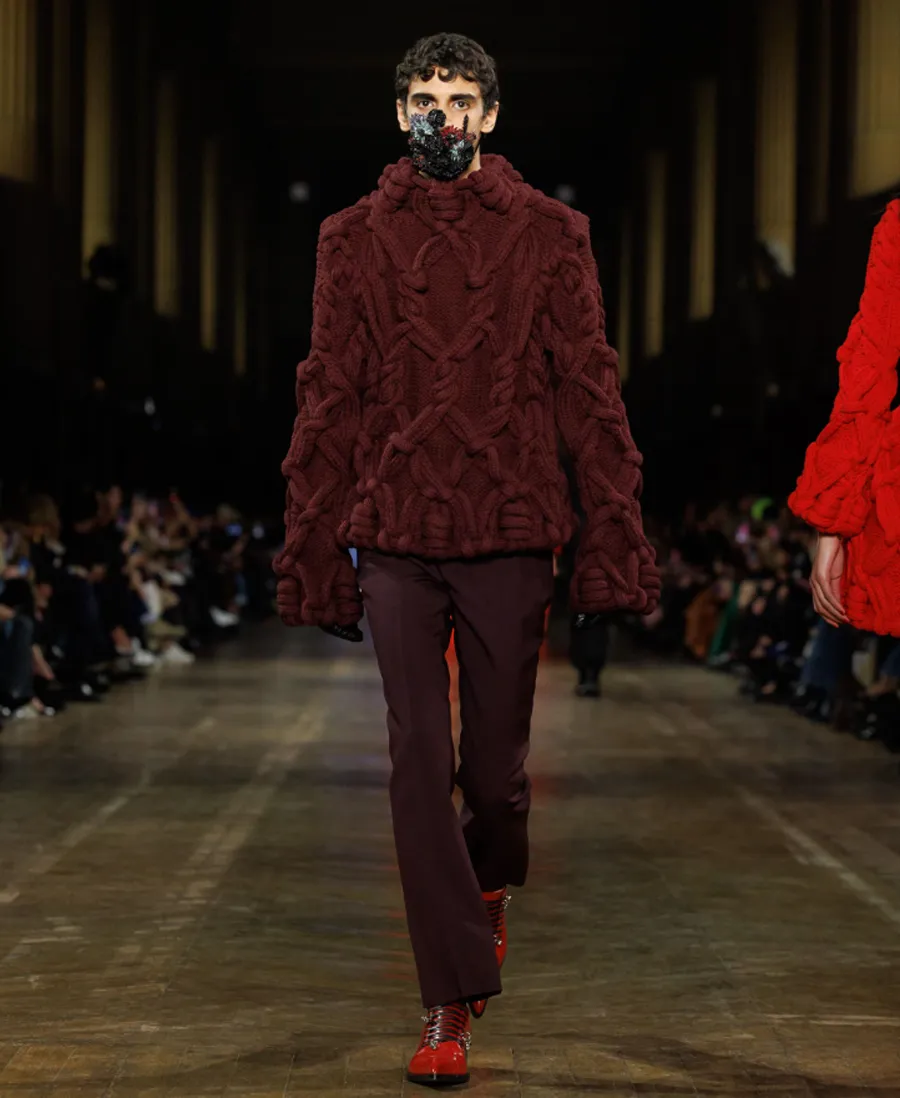 BST Alexander McQueen Thu - Đông 2025: Phong cách Gothic hiện đại dưới bàn tay Seán McGirr - 17