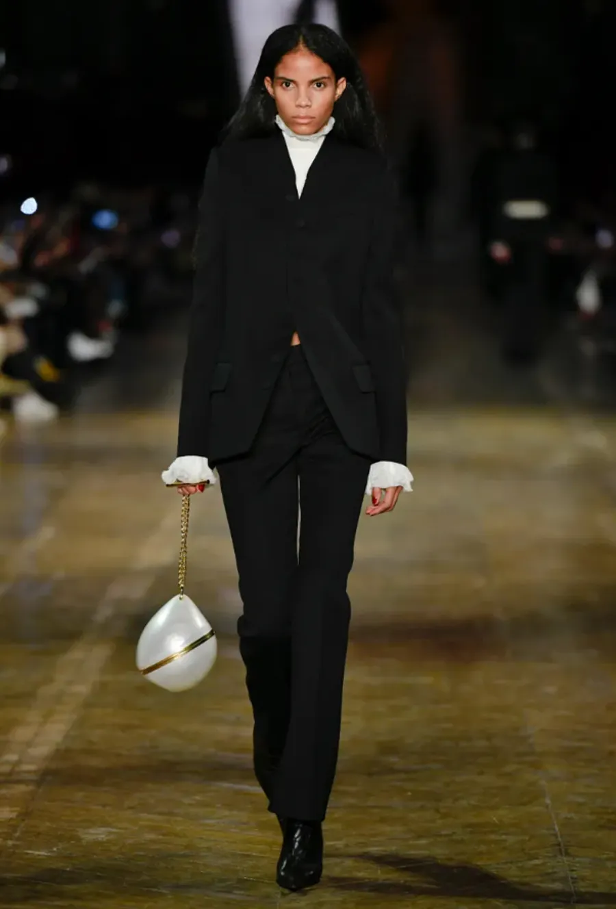 BST Alexander McQueen Thu - Đông 2025: Phong cách Gothic hiện đại dưới bàn tay Seán McGirr - 18