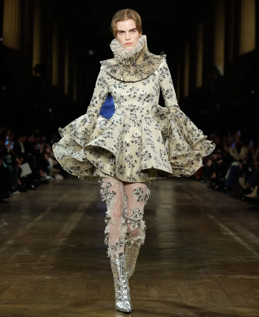 BST Alexander McQueen Thu - Đông 2025: Phong cách Gothic hiện đại dưới bàn tay Seán McGirr - 2