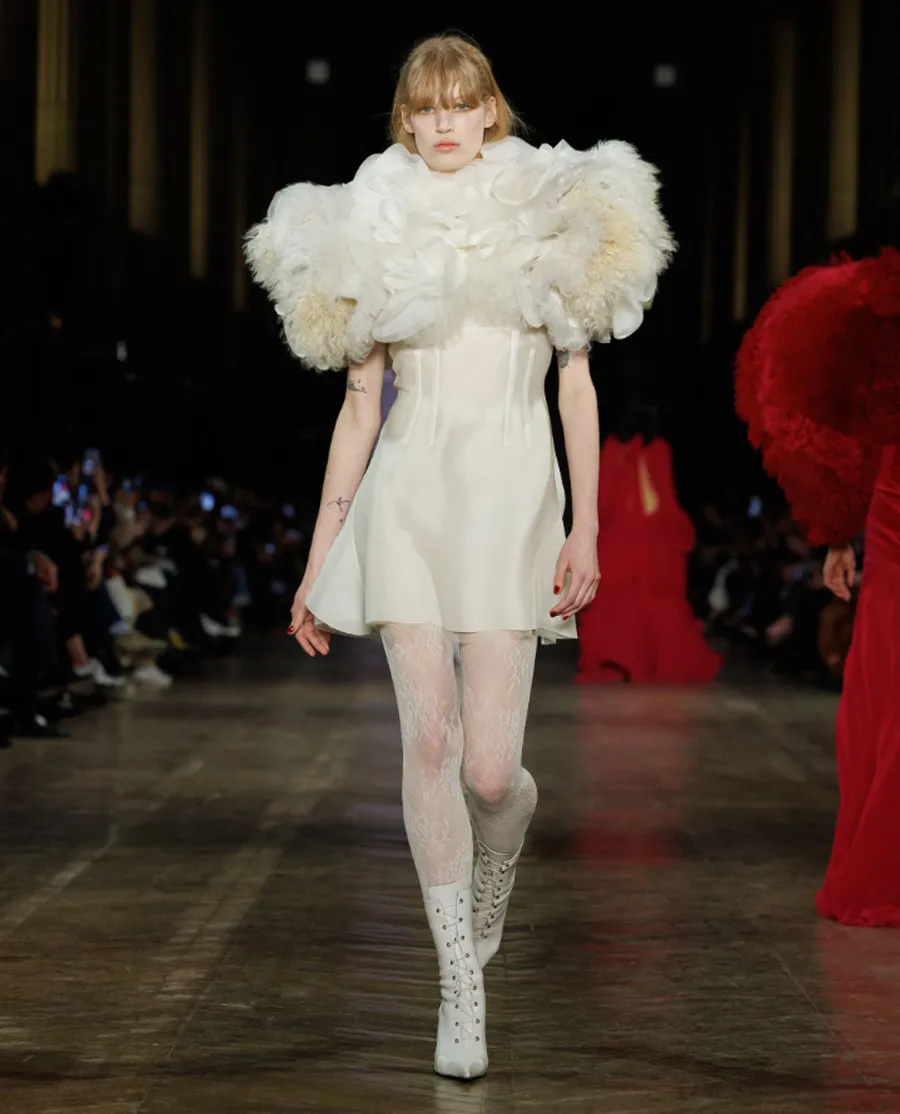BST Alexander McQueen Thu - Đông 2025: Phong cách Gothic hiện đại dưới bàn tay Seán McGirr - 20