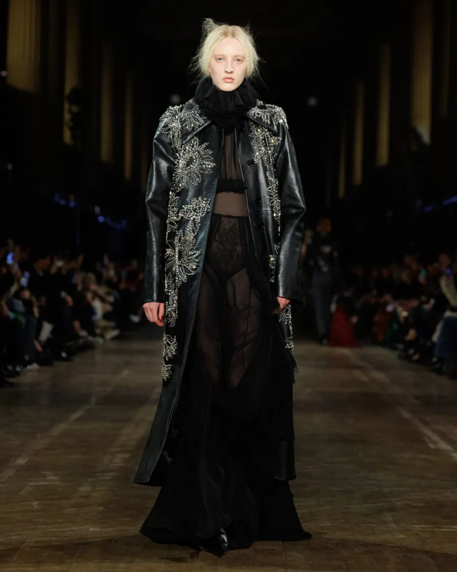 BST Alexander McQueen Thu - Đông 2025: Phong cách Gothic hiện đại dưới bàn tay Seán McGirr - 22