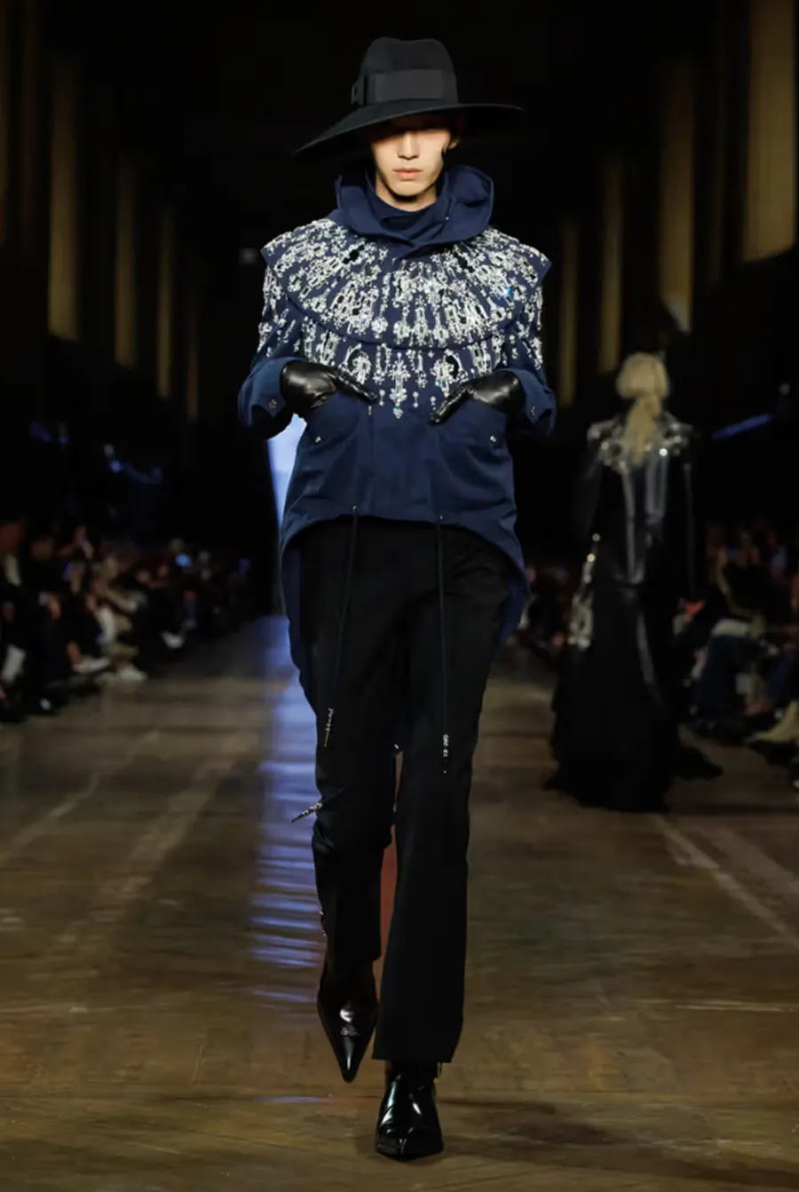 BST Alexander McQueen Thu - Đông 2025: Phong cách Gothic hiện đại dưới bàn tay Seán McGirr - 23