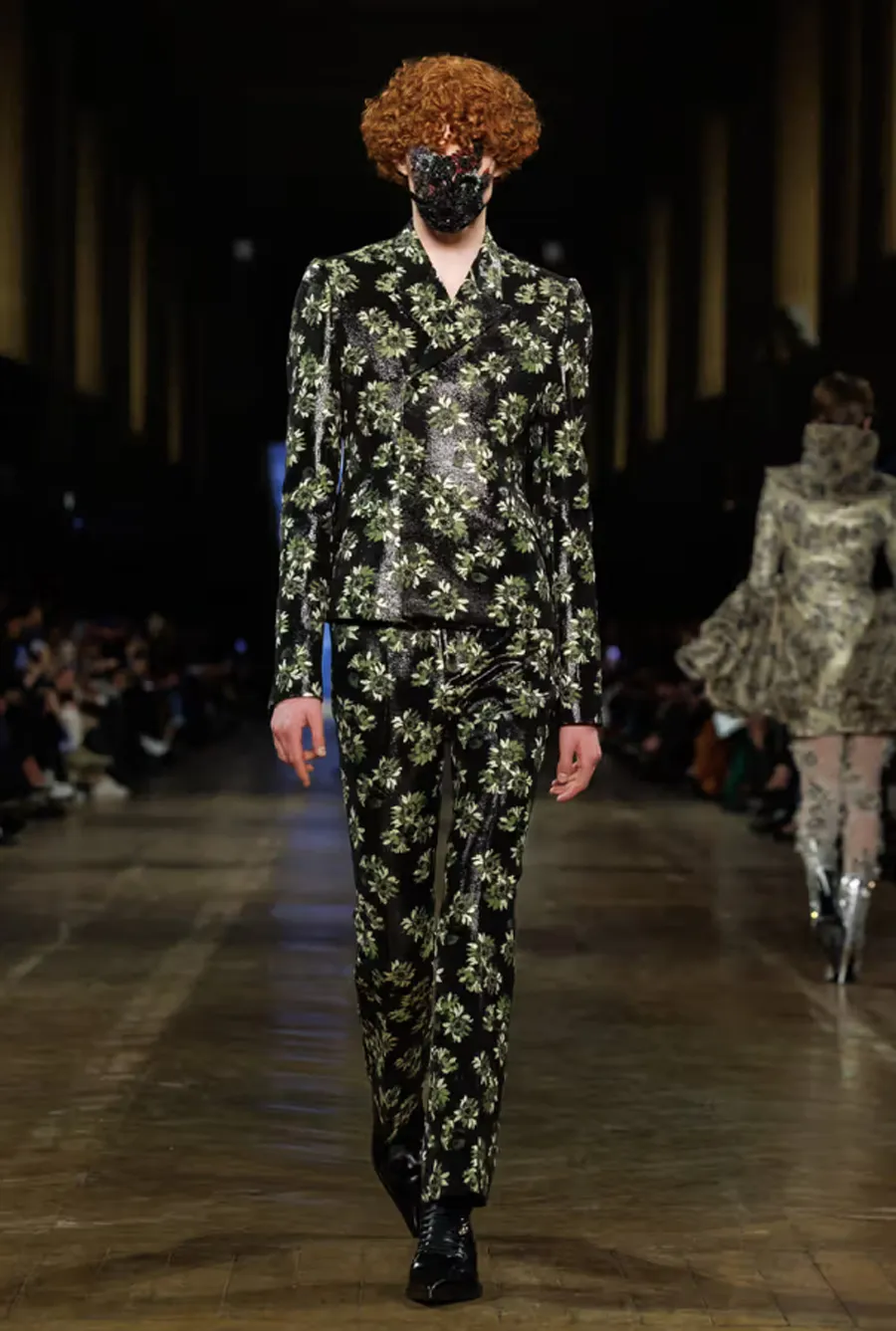 BST Alexander McQueen Thu - Đông 2025: Phong cách Gothic hiện đại dưới bàn tay Seán McGirr - 24