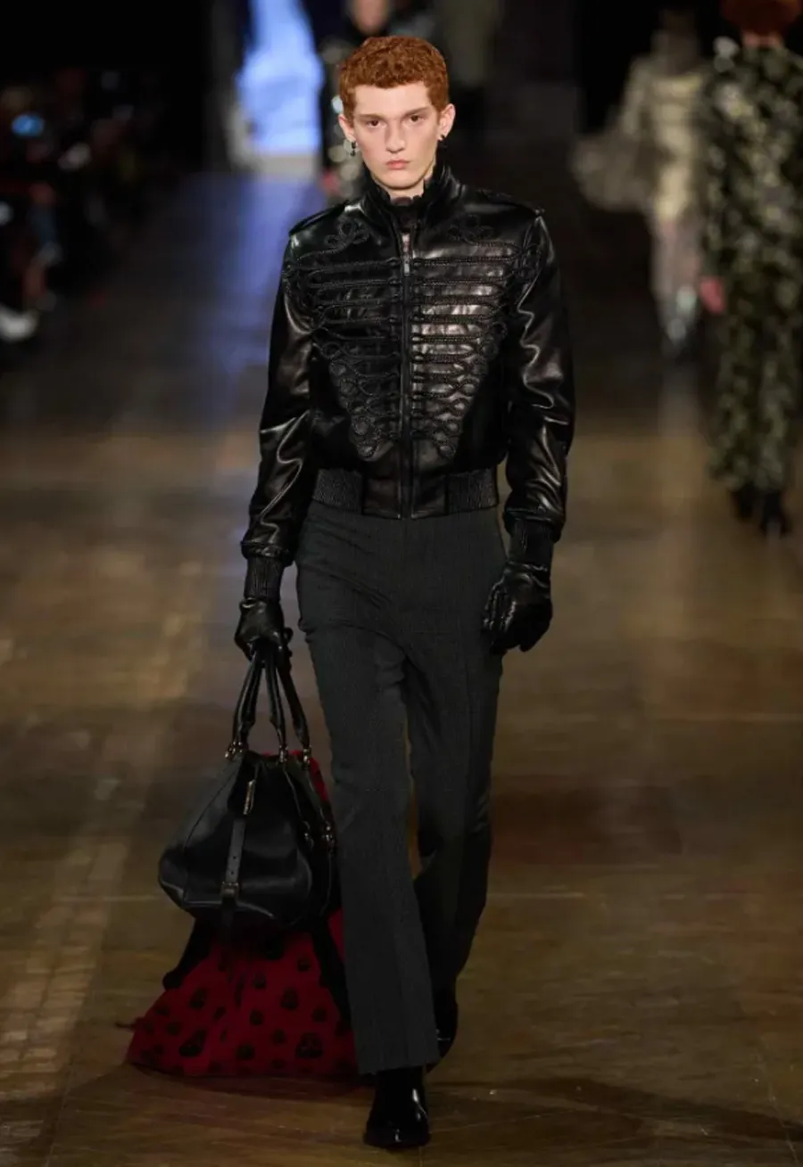 BST Alexander McQueen Thu - Đông 2025: Phong cách Gothic hiện đại dưới bàn tay Seán McGirr - 25