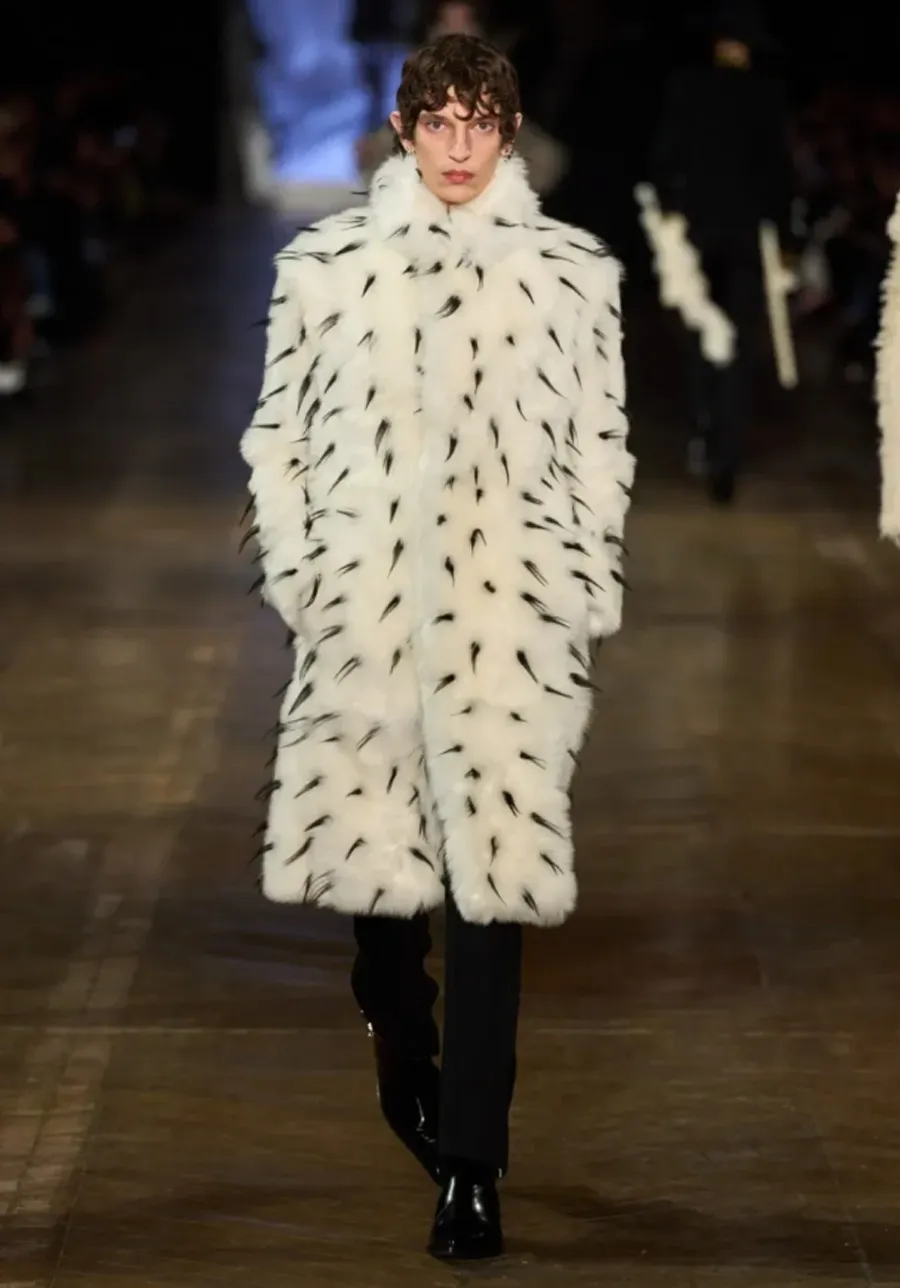 BST Alexander McQueen Thu - Đông 2025: Phong cách Gothic hiện đại dưới bàn tay Seán McGirr - 26