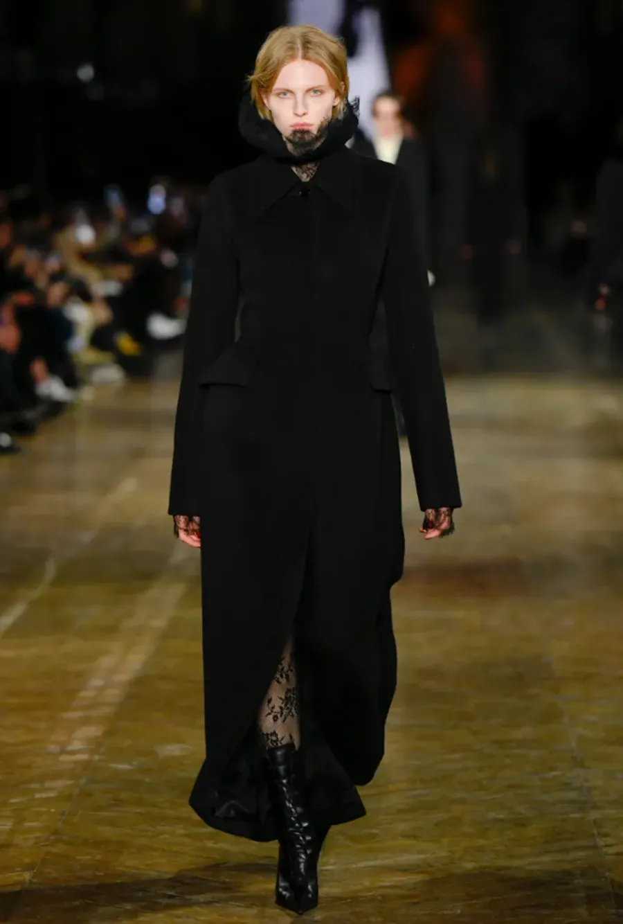 BST Alexander McQueen Thu - Đông 2025: Phong cách Gothic hiện đại dưới bàn tay Seán McGirr - 27