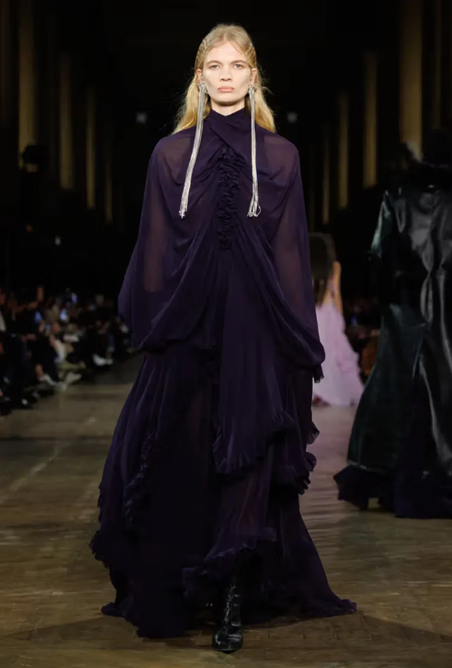 BST Alexander McQueen Thu - Đông 2025: Phong cách Gothic hiện đại dưới bàn tay Seán McGirr - 28