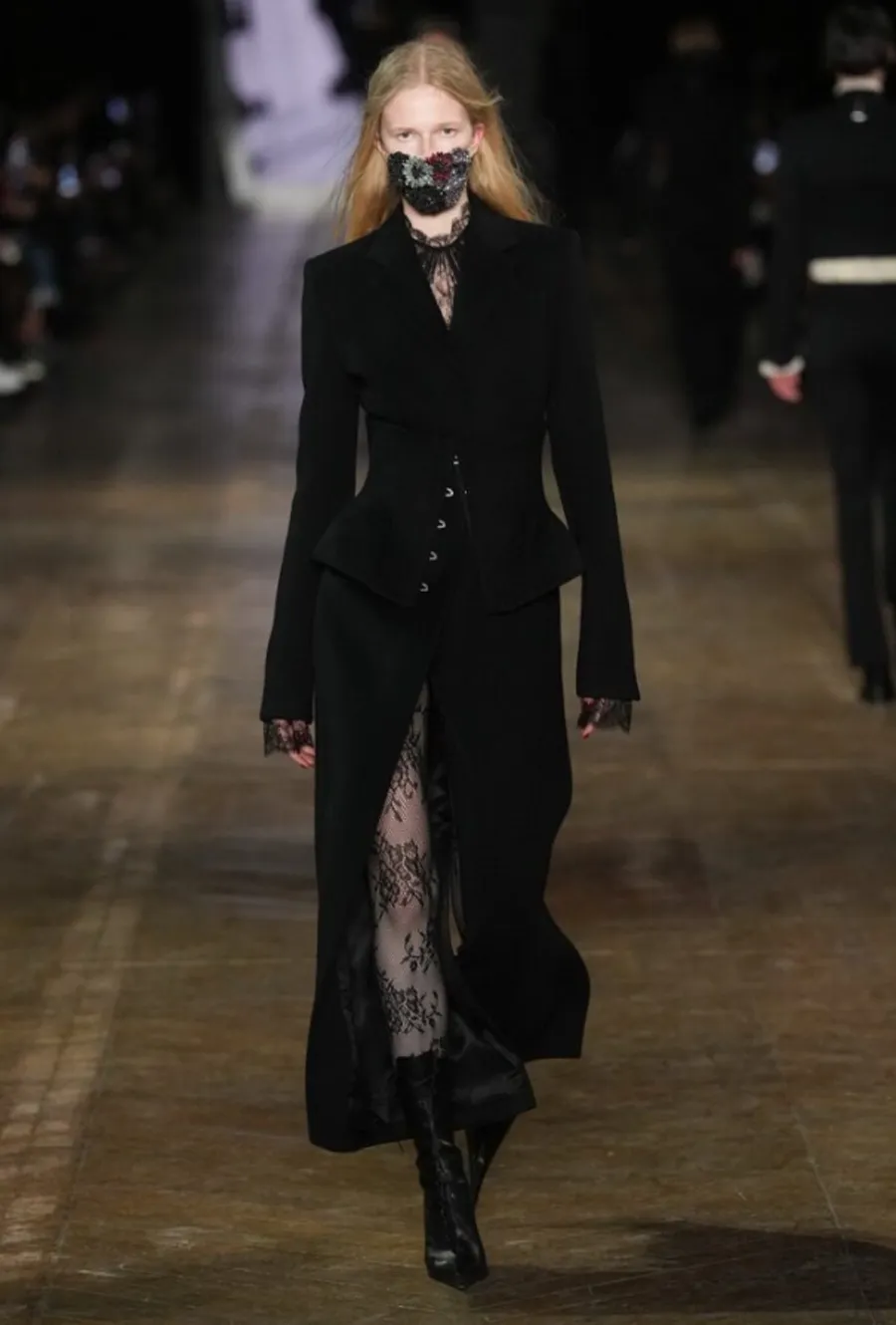 BST Alexander McQueen Thu - Đông 2025: Phong cách Gothic hiện đại dưới bàn tay Seán McGirr - 29