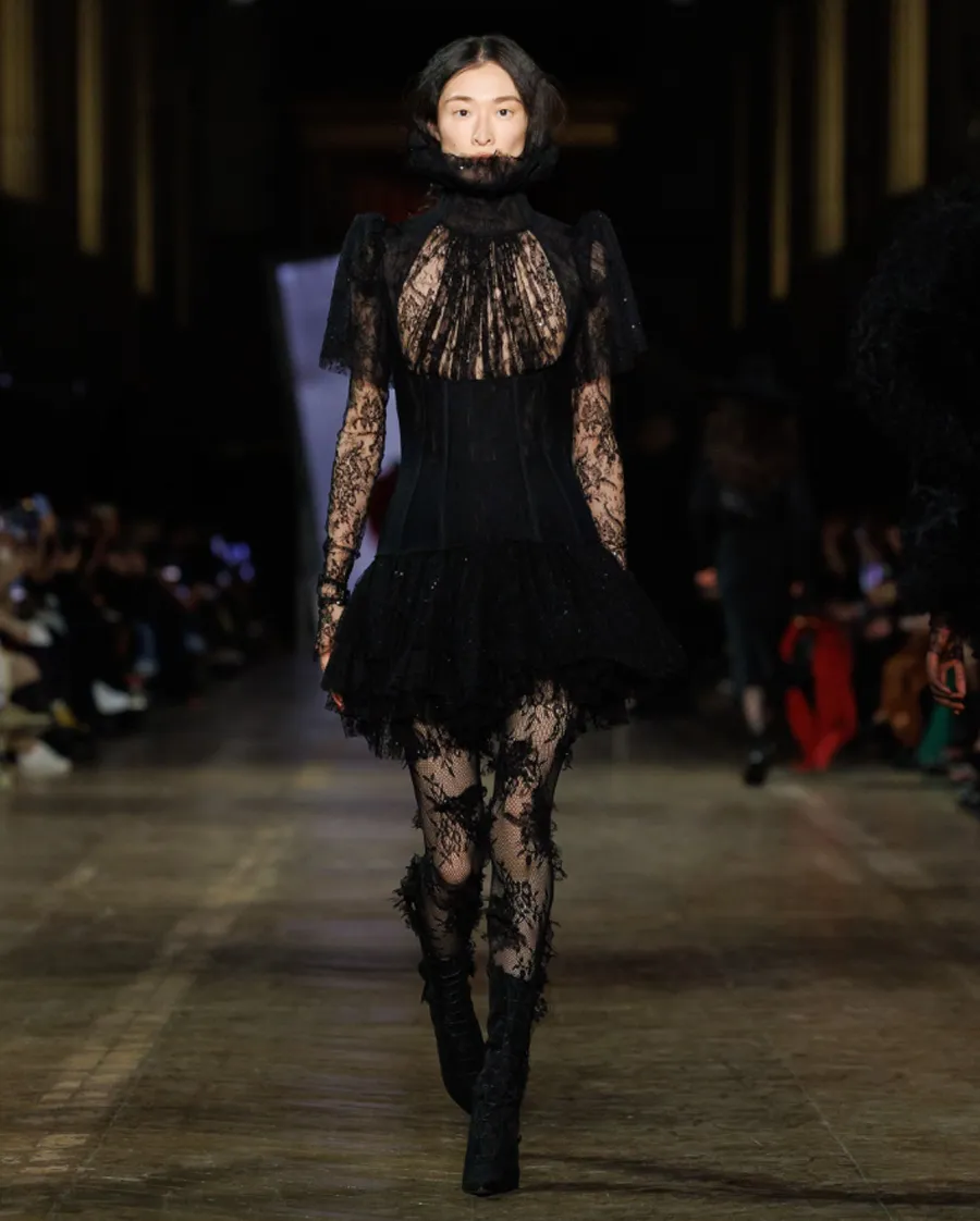 BST Alexander McQueen Thu - Đông 2025: Phong cách Gothic hiện đại dưới bàn tay Seán McGirr - 30