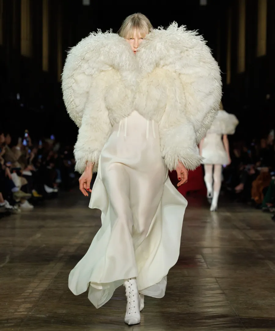 BST Alexander McQueen Thu - Đông 2025: Phong cách Gothic hiện đại dưới bàn tay Seán McGirr - 3
