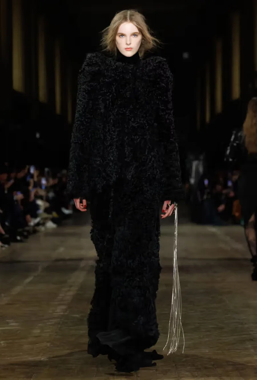 BST Alexander McQueen Thu - Đông 2025: Phong cách Gothic hiện đại dưới bàn tay Seán McGirr - 31