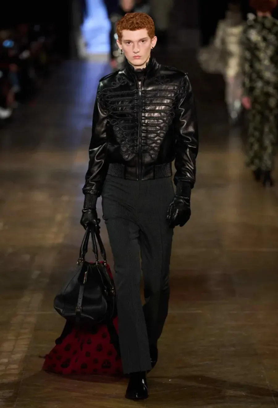 BST Alexander McQueen Thu - Đông 2025: Phong cách Gothic hiện đại dưới bàn tay Seán McGirr - 33