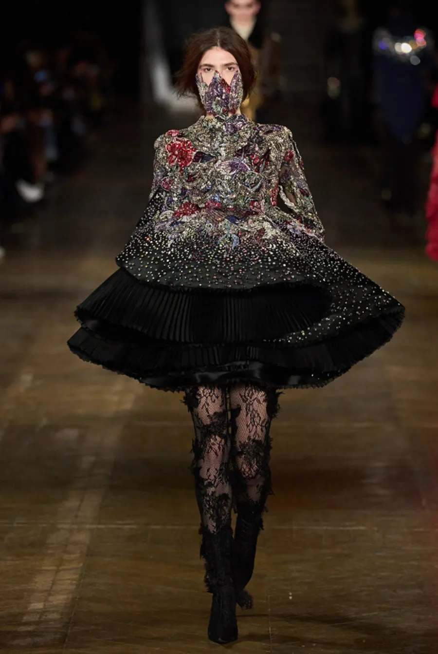 BST Alexander McQueen Thu - Đông 2025: Phong cách Gothic hiện đại dưới bàn tay Seán McGirr - 36