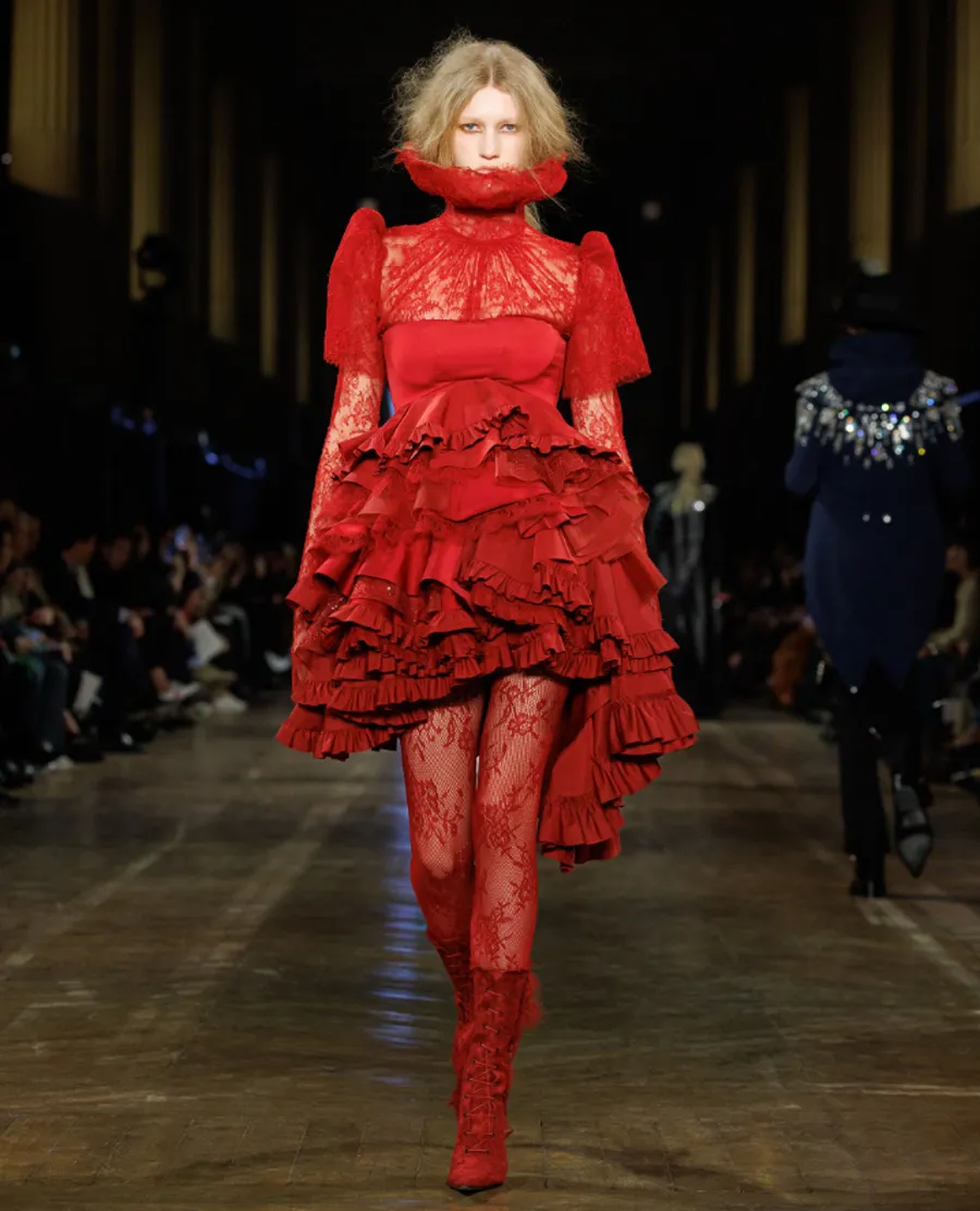 BST Alexander McQueen Thu - Đông 2025: Phong cách Gothic hiện đại dưới bàn tay Seán McGirr - 4