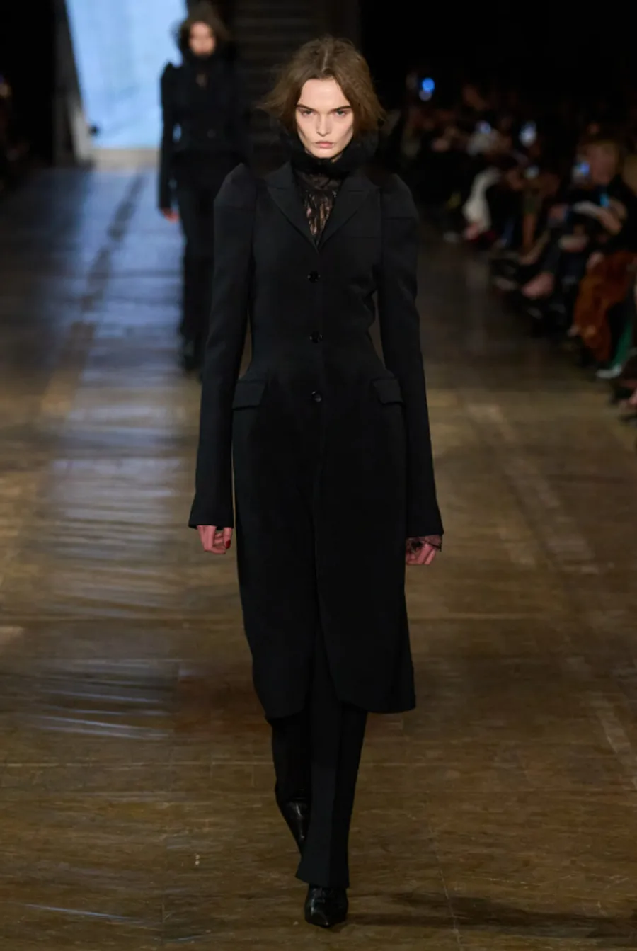 BST Alexander McQueen Thu - Đông 2025: Phong cách Gothic hiện đại dưới bàn tay Seán McGirr - 7