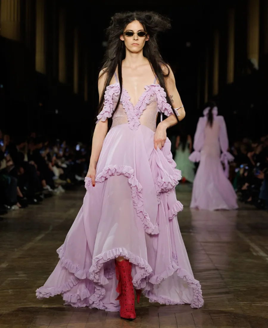 BST Alexander McQueen Thu - Đông 2025: Phong cách Gothic hiện đại dưới bàn tay Seán McGirr - 9