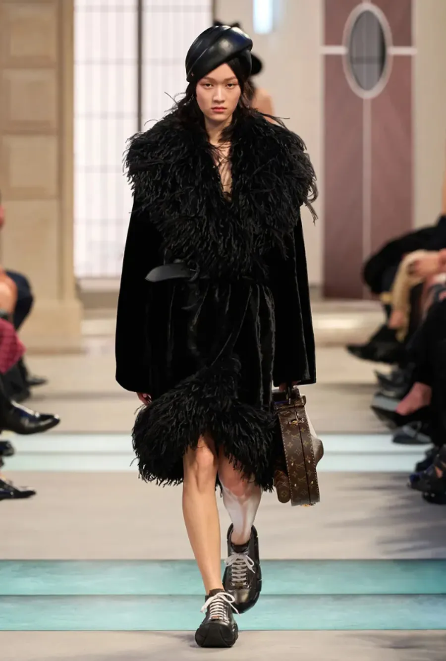 Louis Vuitton Thu-Đông 2025: Chuyến tàu cảm xúc tại ga L’Étoile du Nord - 11