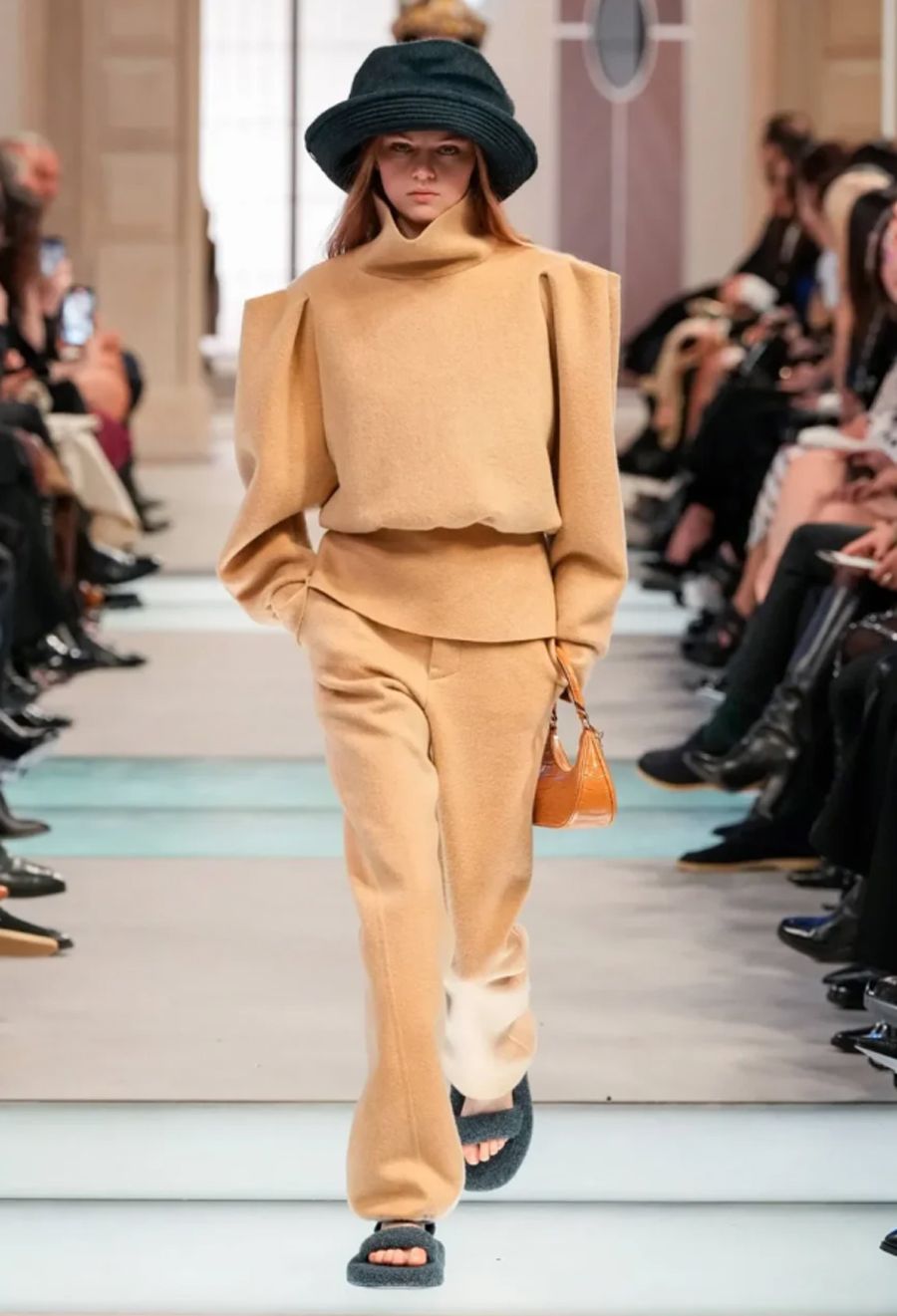 Louis Vuitton Thu-Đông 2025: Chuyến tàu cảm xúc tại ga L’Étoile du Nord - 18