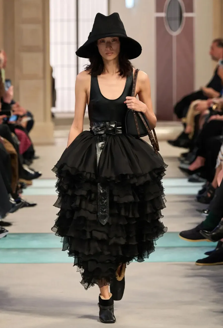 Louis Vuitton Thu-Đông 2025: Chuyến tàu cảm xúc tại ga L’Étoile du Nord - 25