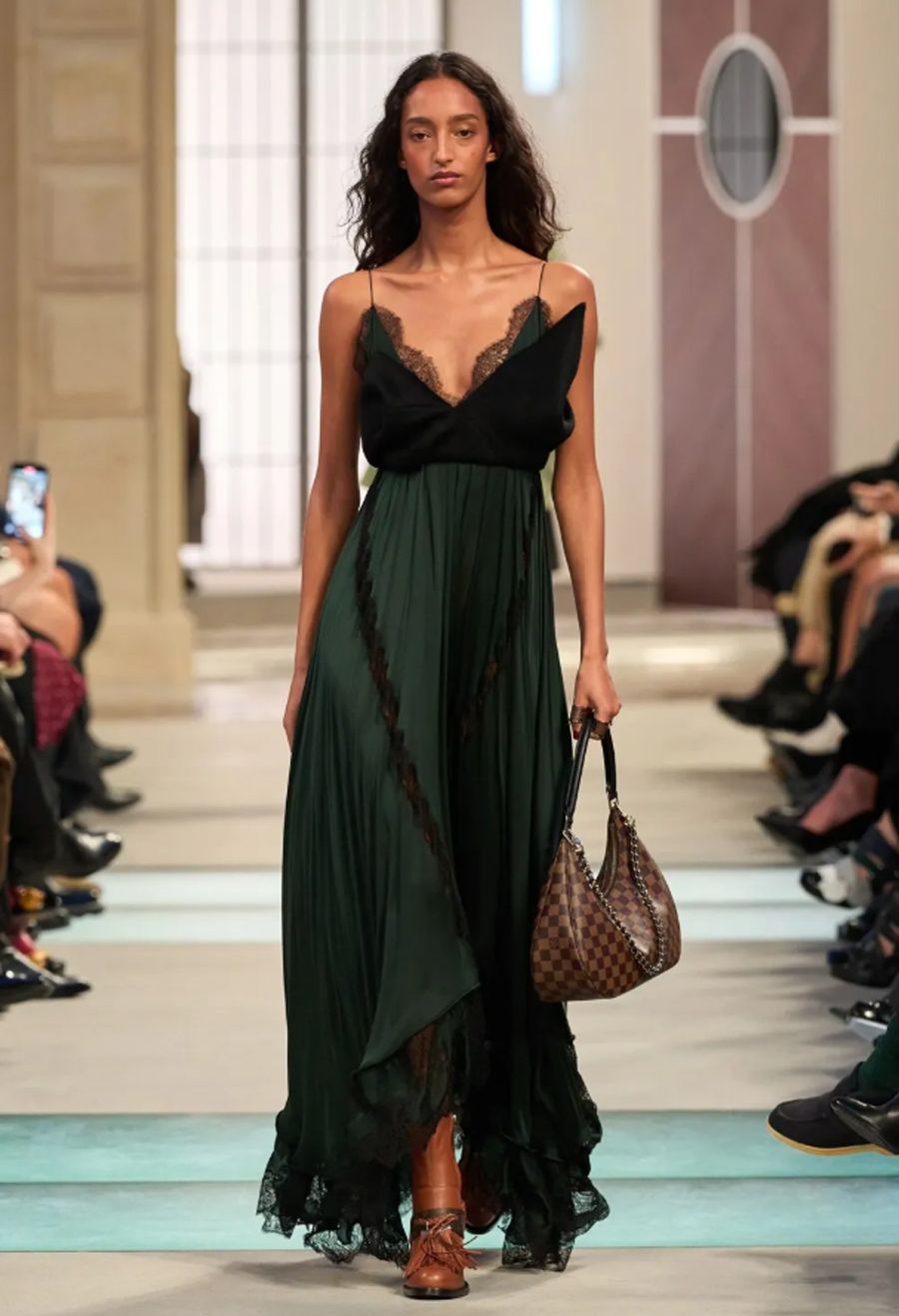 Louis Vuitton Thu-Đông 2025: Chuyến tàu cảm xúc tại ga L’Étoile du Nord - 26