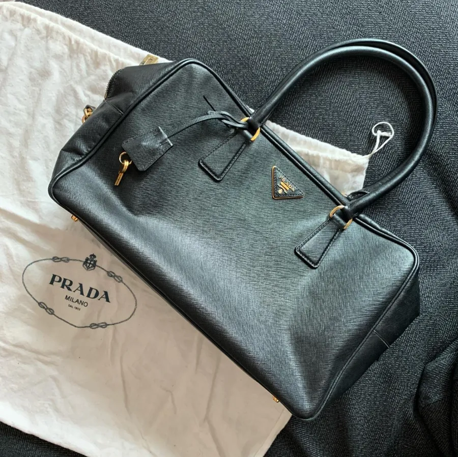 10 Cách Phân Biệt Túi Prada Thật Giả Chi Tiết Chuẩn Xác