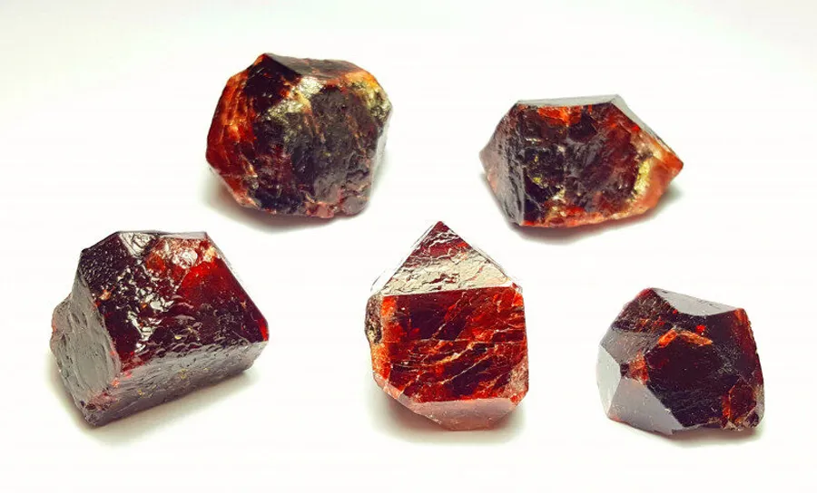 Zircon là đá gì? Cách phân biệt, ứng dụng và ý nghĩa phong thủy