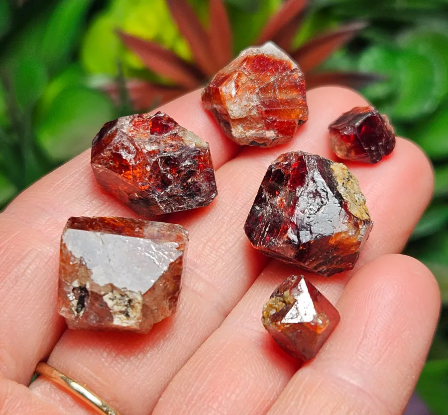 Zircon là đá gì? Cách phân biệt, ứng dụng và ý nghĩa phong thủy