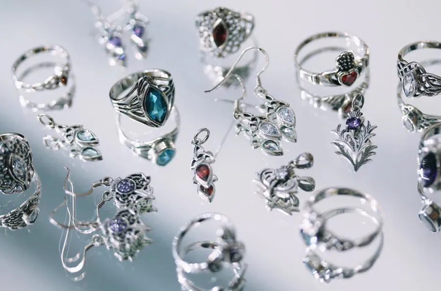 Zircon là đá gì? Cách phân biệt, ứng dụng và ý nghĩa phong thủy