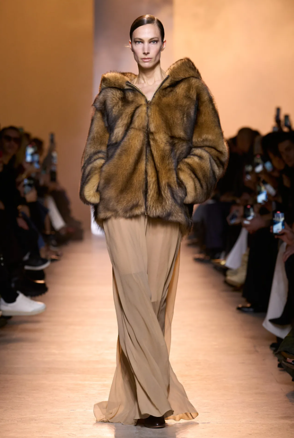 Elie Saab Couture Thu Đông 2025: Vẻ Đẹp Lãng Mạn Qua Những Thiết Kế Tinh Tế