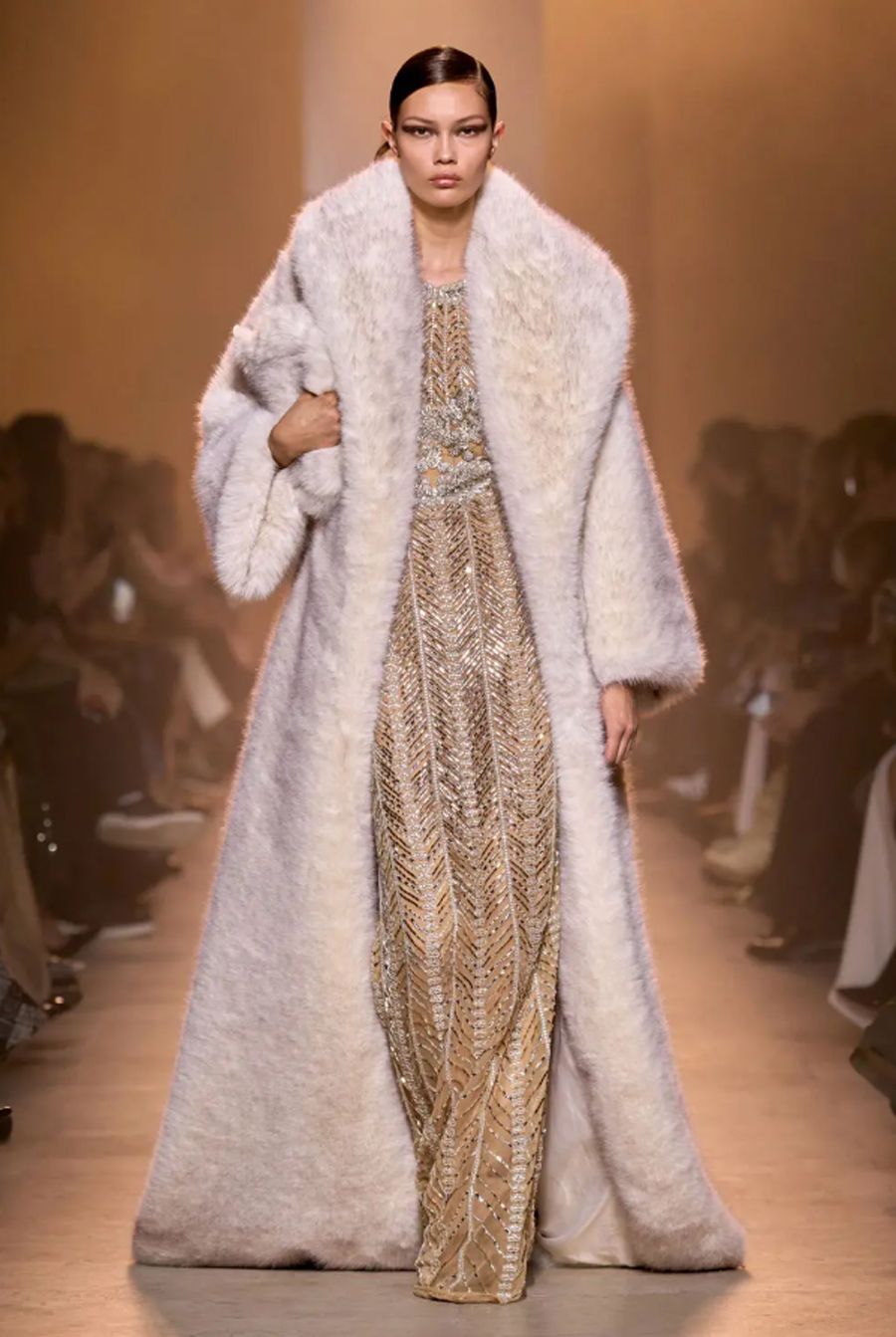 Elie Saab Couture Thu Đông 2025: Vẻ Đẹp Lãng Mạn Qua Những Thiết Kế Tinh Tế