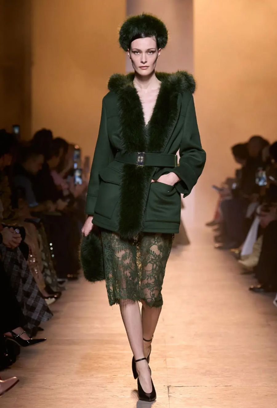 Elie Saab Couture Thu Đông 2025: Vẻ Đẹp Lãng Mạn Qua Những Thiết Kế Tinh Tế