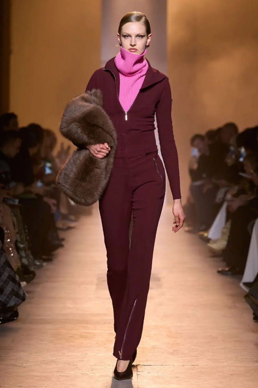 Elie Saab Couture Thu Đông 2025: Vẻ Đẹp Lãng Mạn Qua Những Thiết Kế Tinh Tế