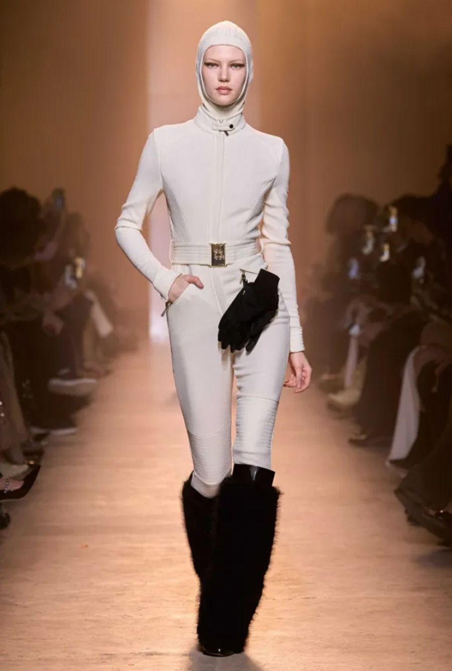 Elie Saab Couture Thu Đông 2025: Vẻ Đẹp Lãng Mạn Qua Những Thiết Kế Tinh Tế