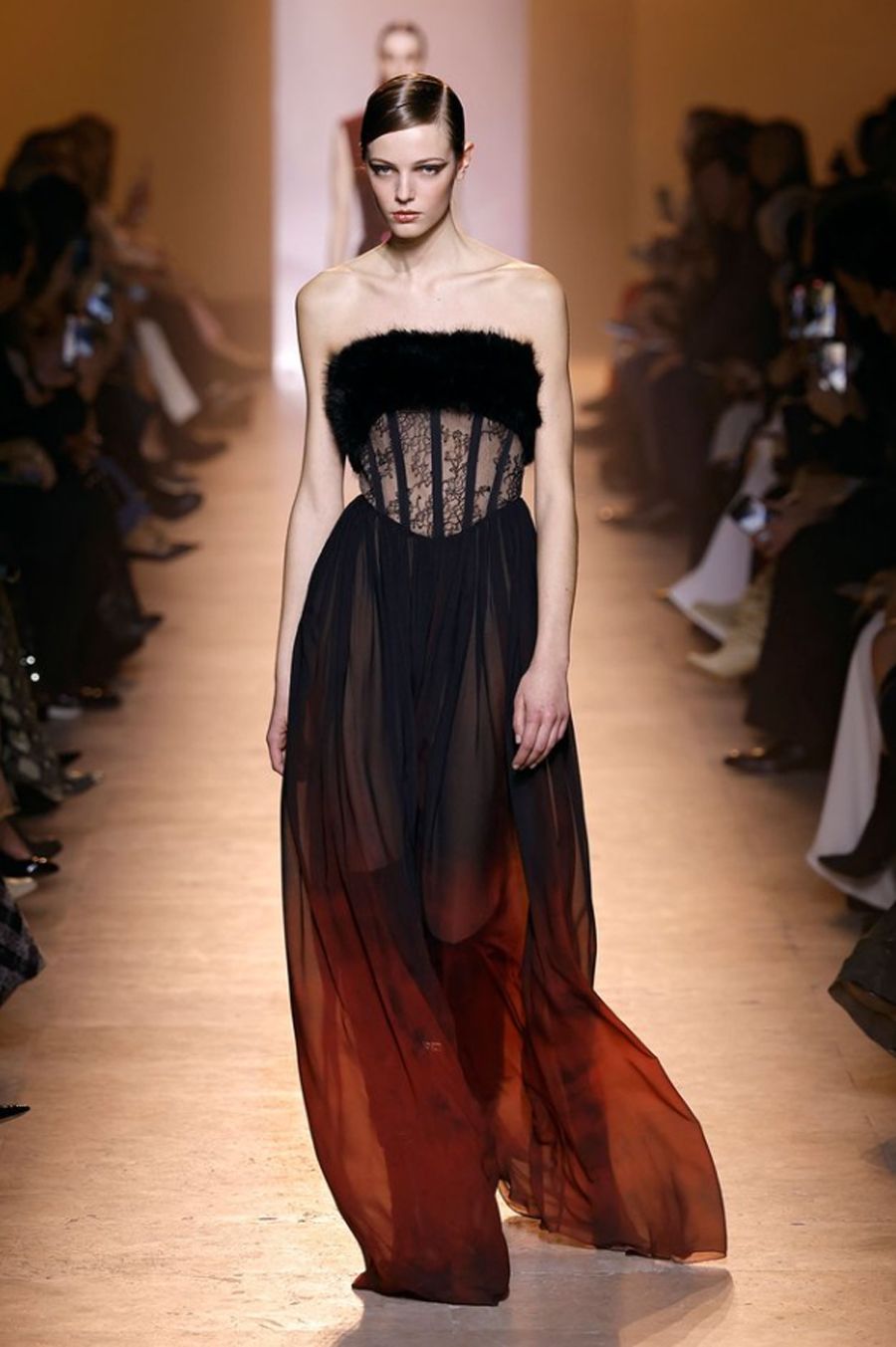 Elie Saab Couture Thu Đông 2025: Vẻ Đẹp Lãng Mạn Qua Những Thiết Kế Tinh Tế