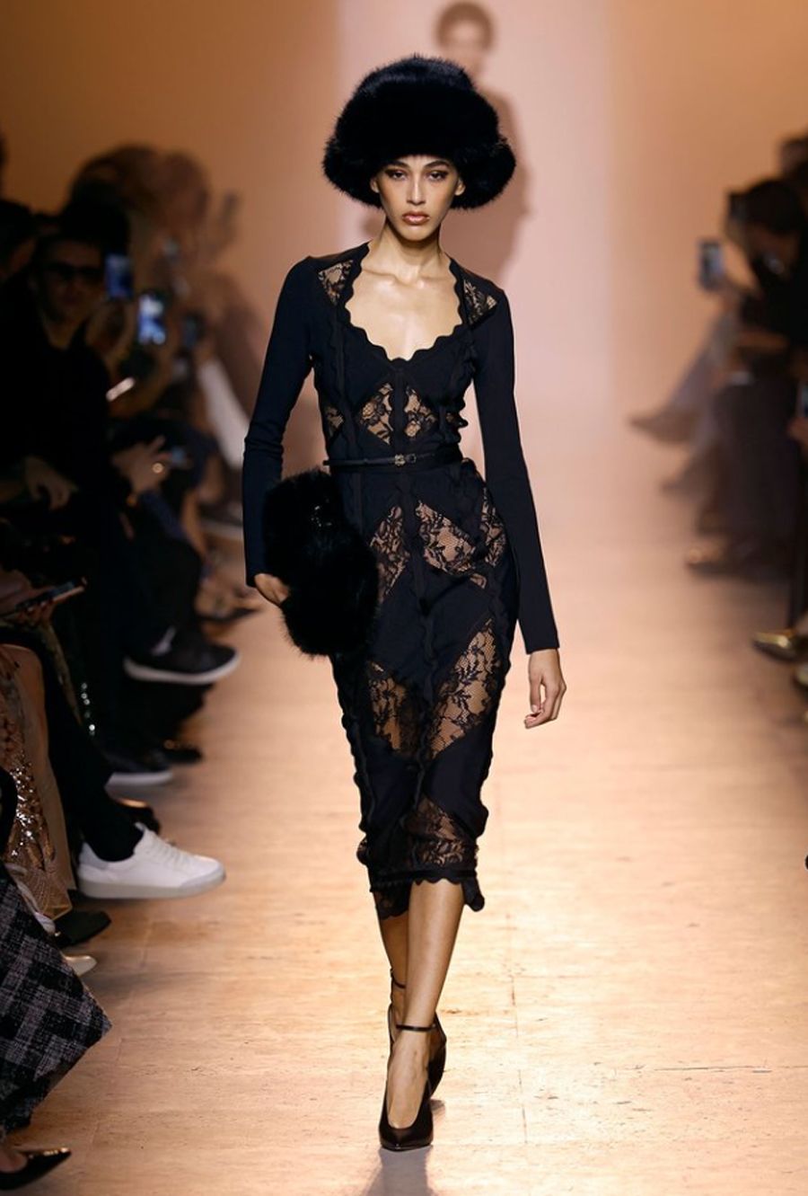 Elie Saab Couture Thu Đông 2025: Vẻ Đẹp Lãng Mạn Qua Những Thiết Kế Tinh Tế