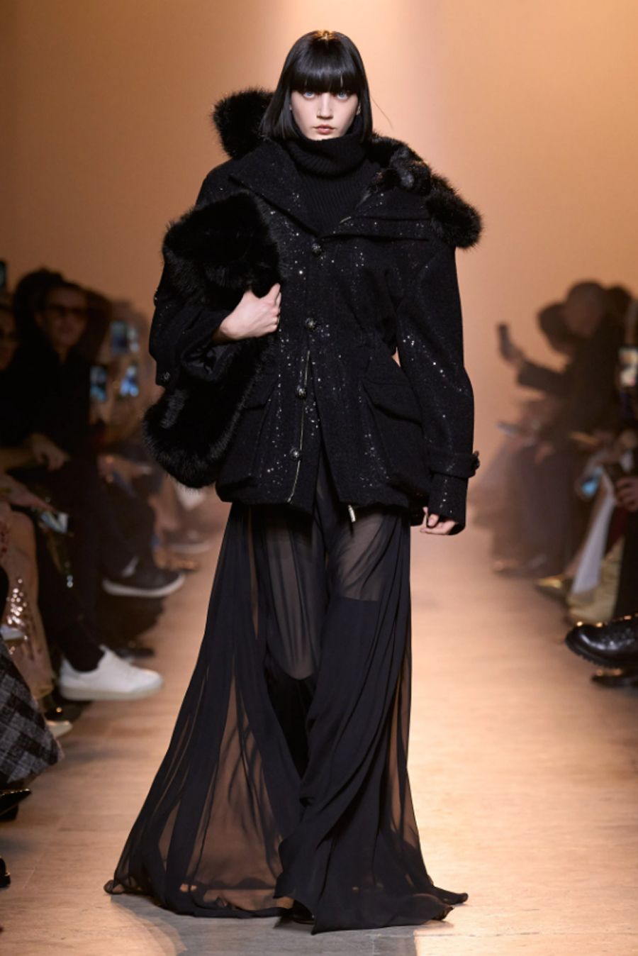 Elie Saab Couture Thu Đông 2025: Vẻ Đẹp Lãng Mạn Qua Những Thiết Kế Tinh Tế