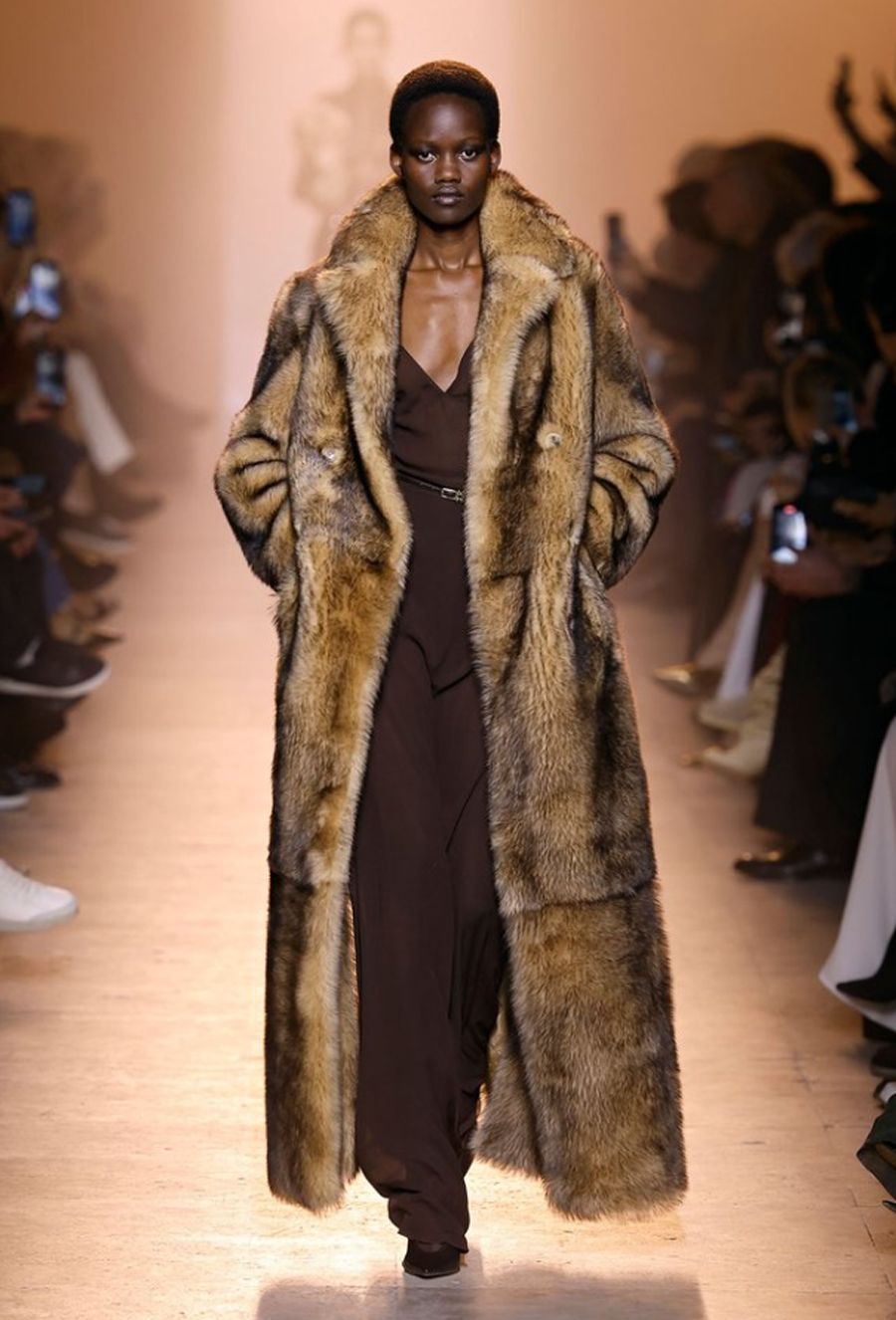 Elie Saab Couture Thu Đông 2025: Vẻ Đẹp Lãng Mạn Qua Những Thiết Kế Tinh Tế