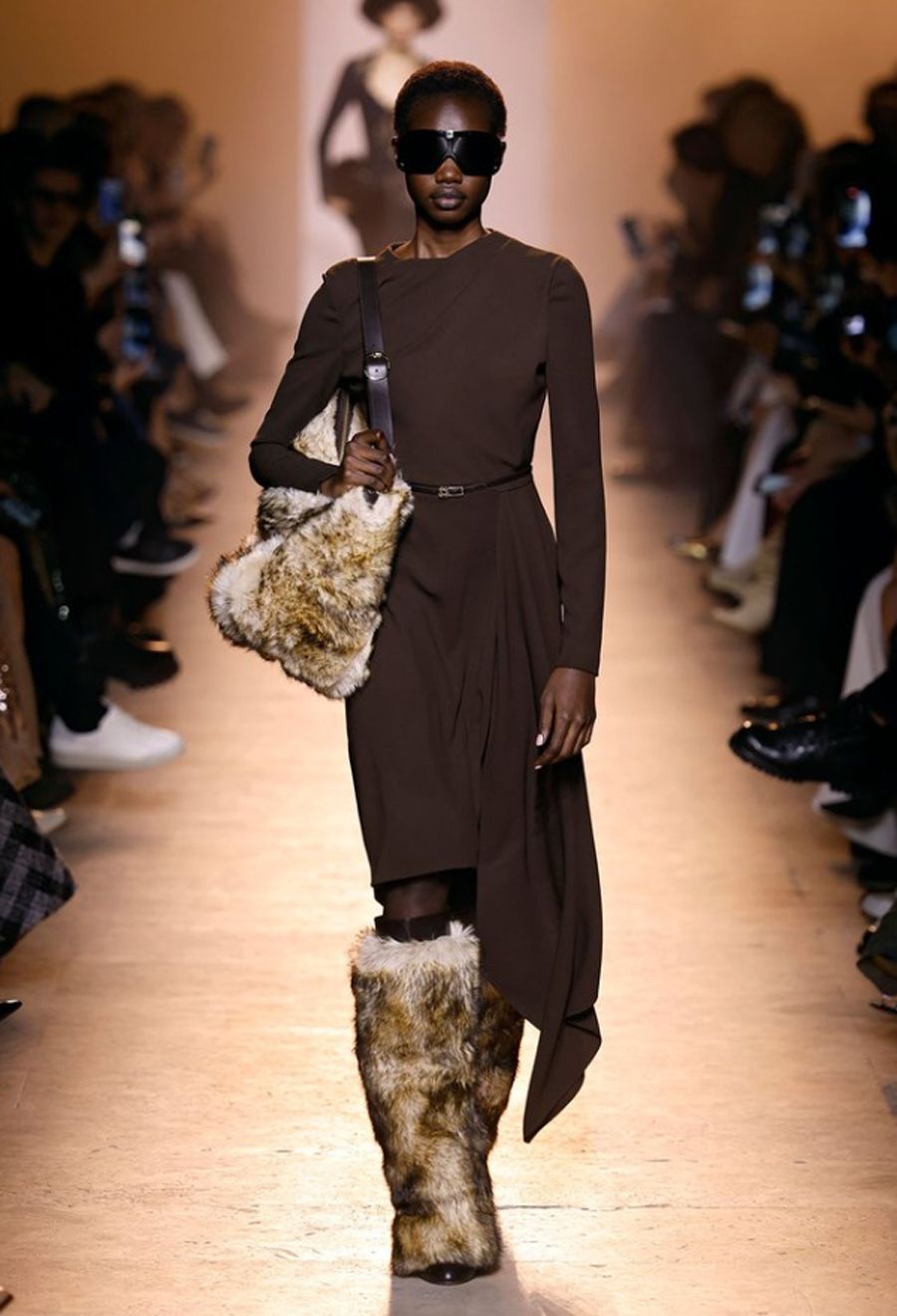 Elie Saab Couture Thu Đông 2025: Vẻ Đẹp Lãng Mạn Qua Những Thiết Kế Tinh Tế