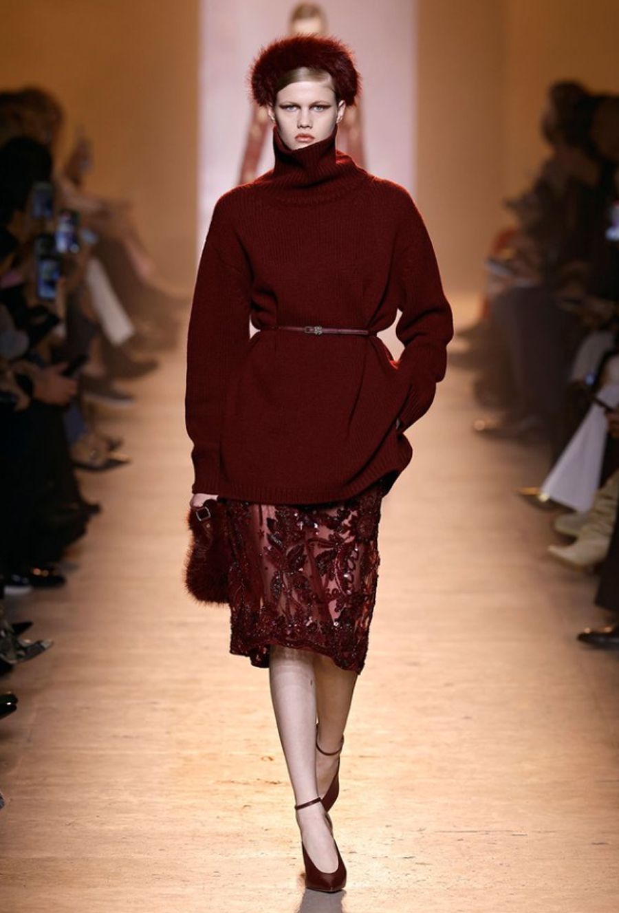 Elie Saab Couture Thu Đông 2025: Vẻ Đẹp Lãng Mạn Qua Những Thiết Kế Tinh Tế