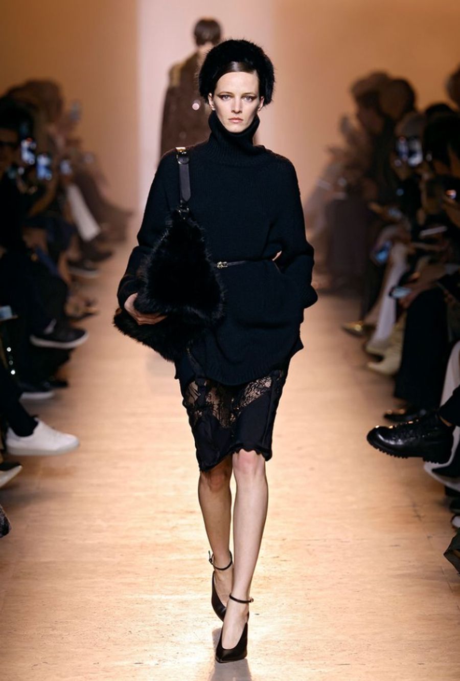 Elie Saab Couture Thu Đông 2025: Vẻ Đẹp Lãng Mạn Qua Những Thiết Kế Tinh Tế